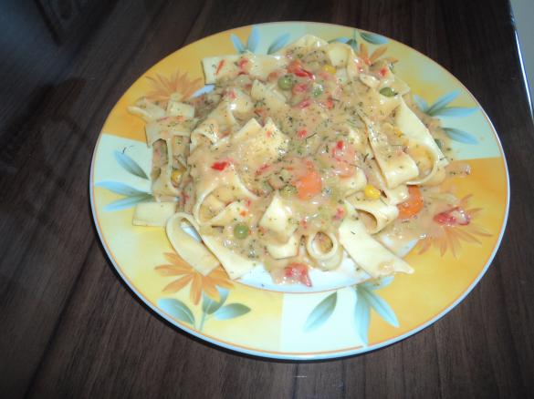 leichte, fettarme und knackige Gemüsesoße auf Bandnudeln