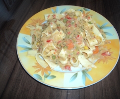 leichte, fettarme und knackige Gemüsesoße auf Bandnudeln