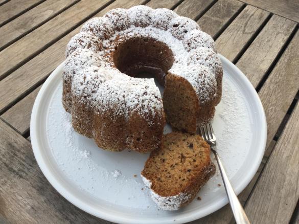 Apfel-Gugelhupf mit Walnüssen
