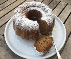 Apfel-Gugelhupf mit Walnüssen