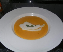 Savoyische Kürbiscremesuppe mit Apfel 