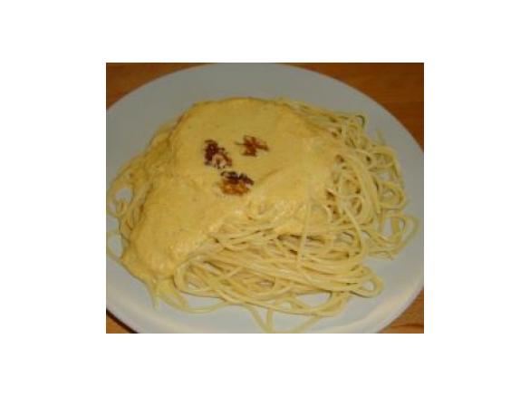 Nudel-Nester mit Walnuss-Käse-Soße