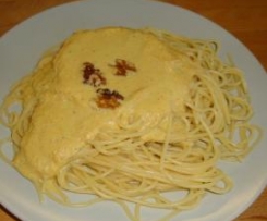 Nudel-Nester mit Walnuss-Käse-Soße