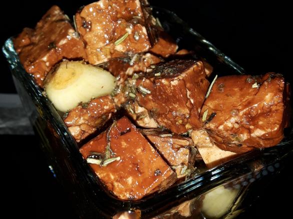 eingelegter marinierter Schafskäse / Feta