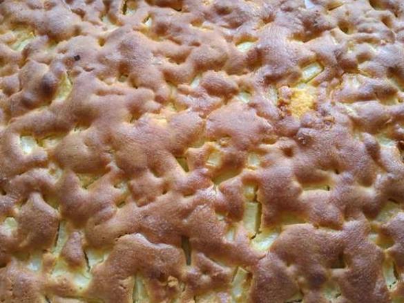 Saftiger Apfelkuchen mit Zitronenguß