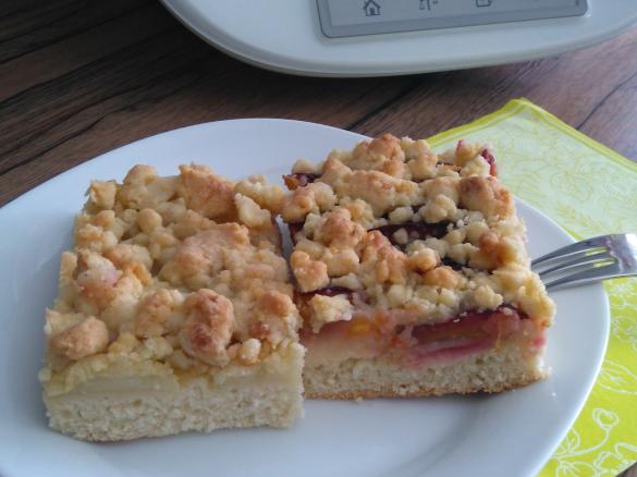 Streuselkuchen mit Äpfeln oder Pflaumen