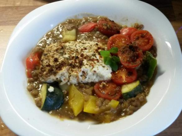 Mediterraner Linseneintopf mit Feta und viel Gemüse