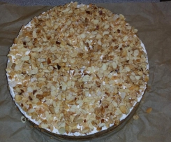 Apfelkuchen mit Wein, Sahne und gerösteten Mandelblättchen