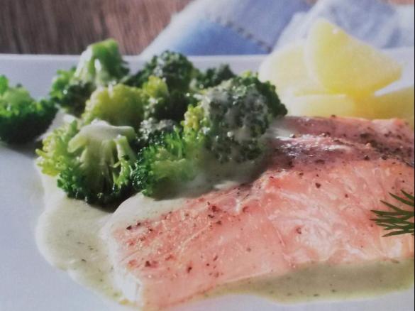 Lachsfilet mit Brokkoli, Kartoffeln und Dillsauce