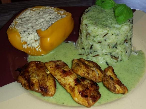 Vegetraisch gefüllte Paprika mit Reis und Basilikumsauce