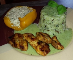 Vegetraisch gefüllte Paprika mit Reis und Basilikumsauce