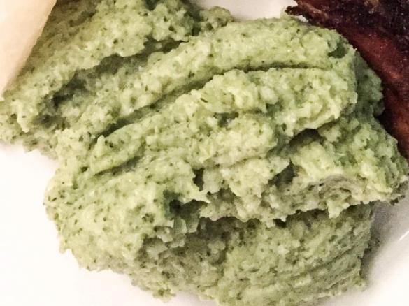Brokkolipüree / Broccolipüree Low Carb