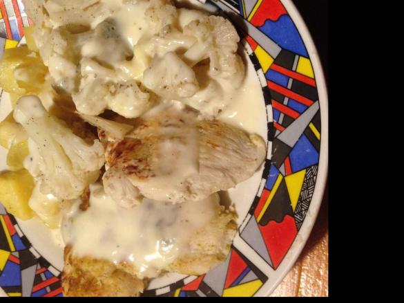 Blumenkohl, Hähnchenfilet mit Kartoffeln und Bechamelsauce
