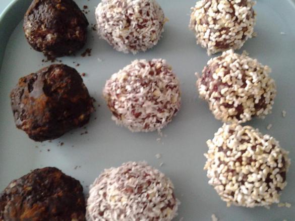 Energiebällchen vegan Nuss Dattel Cranberries ruck zuck to go geeignet für unterwegs