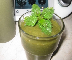 Grüner Smoothie mit Brennessel und Co.