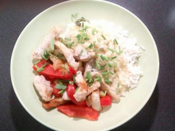 Schweinelachsstreifen auf Basmatireis mit cremiger Porree-Paprika-Soße