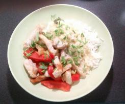 Schweinelachsstreifen auf Basmatireis mit cremiger Porree-Paprika-Soße