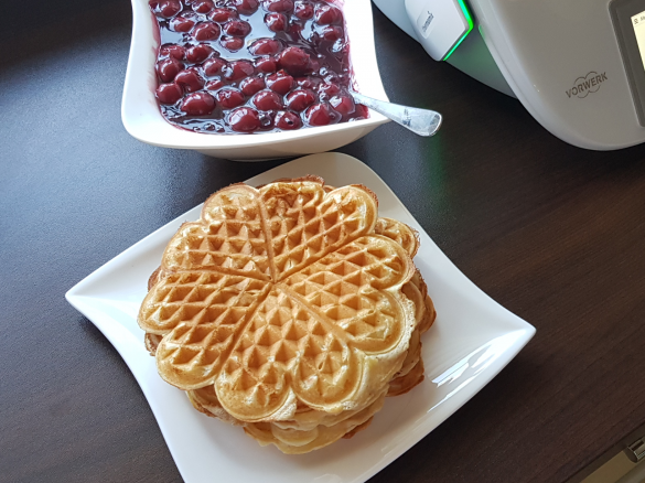 Waffeln mit heißen Kirschen