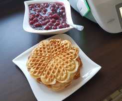 Waffeln mit heißen Kirschen
