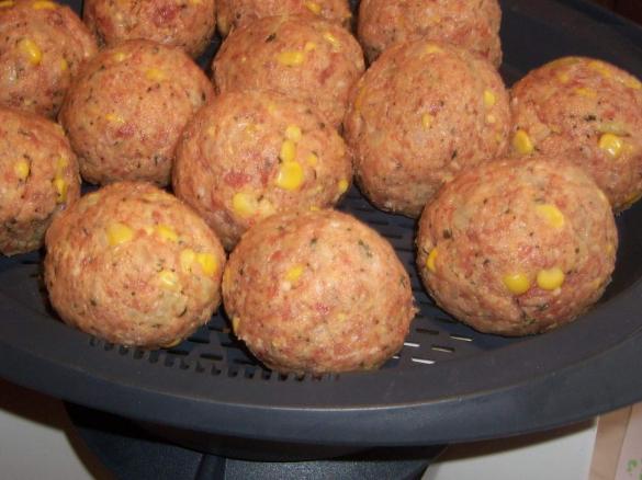 René s-Hackbällchen mit Sauce mit Kartoffeln ..