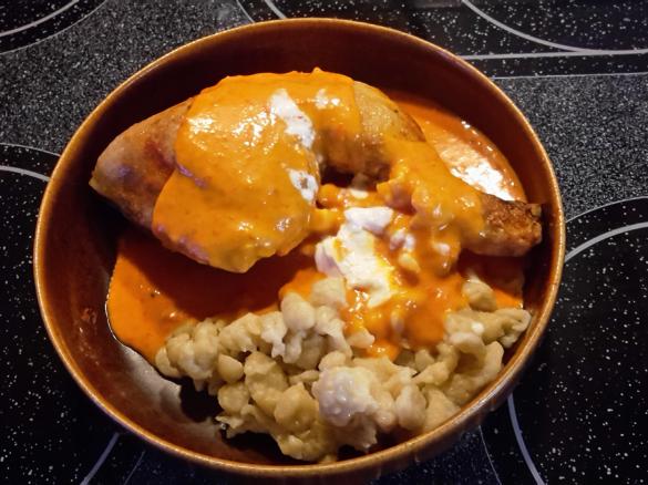 ungarisches Paprikahuhn ("Paprikás csirke")