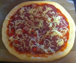 Pizza mit Käserand