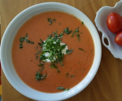 Kalte Tomatensuppe mit Aperol und Limetten-Creme-Fraiche