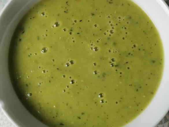 Zucchini-Erbsen-Kokossuppe