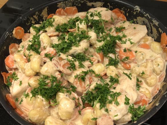 Hähnchen-Gnocchi-Pfanne mit Möhren