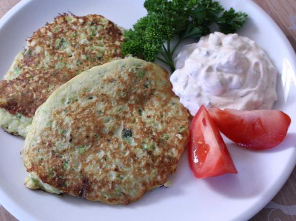 Variation von Zucchinipuffer mit Kräuter-Quark-Dip