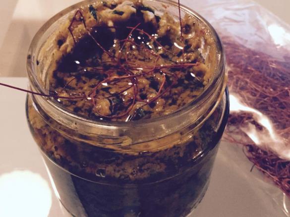 Nuss-Pesto mit basilikum und Tomate