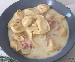 Tortellini mit Käse-Sahne Sauce