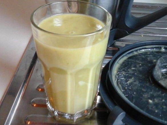 leckerer Smoothie mit Avocado vegan Green grün