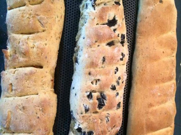 Variation von Vollwert - Brötchen oder Baguettes mit Tomaten, Oliven und Kräuter