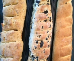 Variation von Vollwert - Brötchen oder Baguettes mit Tomaten, Oliven und Kräuter