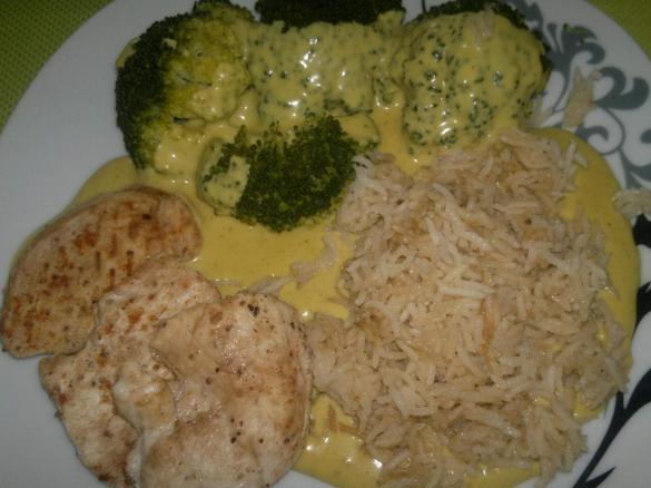 All in one Reis, Broccoli, Hähnchen-Ministeaks mit Currysauce