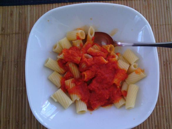 Tomatensoße mit Paprika (zu Nudeln)