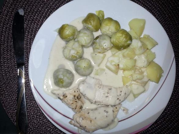 Hähnchen-Innenfilet mit Rosenkohl , Kartoffeln in Käsesoße