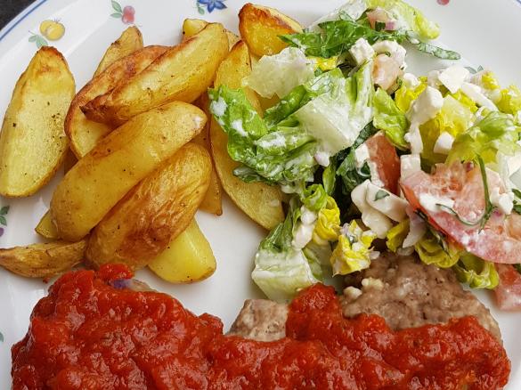 Bifteki mit Tomatensoße, Kartoffelecken und Salat