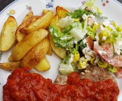 Bifteki mit Tomatensoße, Kartoffelecken und Salat