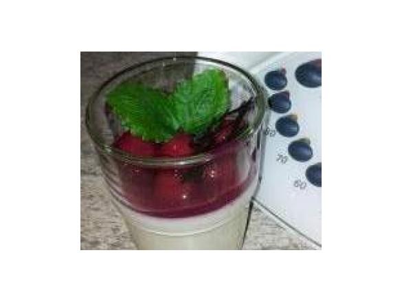 Variation von Marzipan-Panna-Cotta mit Zwetschgen