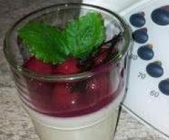 Variation von Marzipan-Panna-Cotta mit Zwetschgen