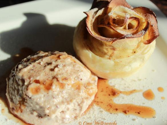 Apfelrosen mit Whiskey-Nuss-Eis