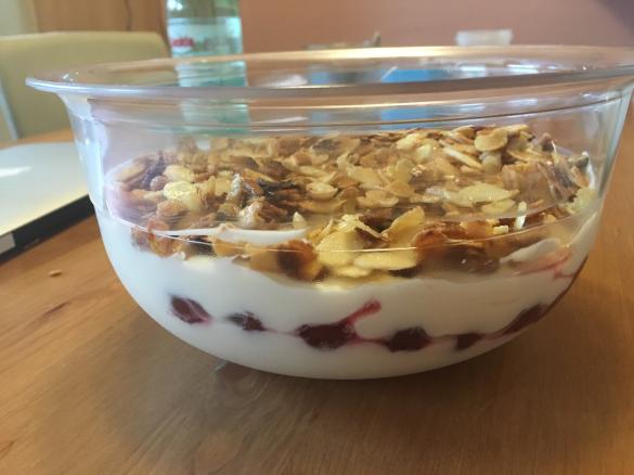 Englisches Dessert mit Sauerkirschen