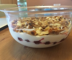 Englisches Dessert mit Sauerkirschen