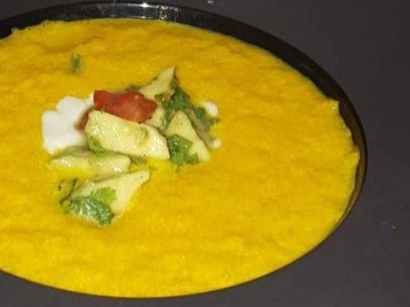 Möhren-Ingwer Suppe mit Avocado