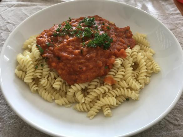 Linsenbolognese mit roten Linsen