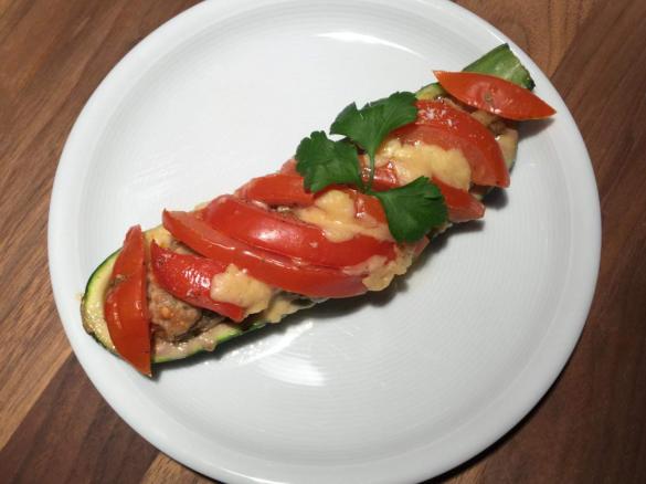 Überbackene Baguette oder Zucchini mit Hack-Füllung