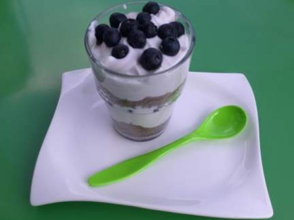 Schichtdessert mit Blaubeeren