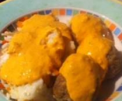 Hackbällchen mit Karottenreis und Paprikasoße